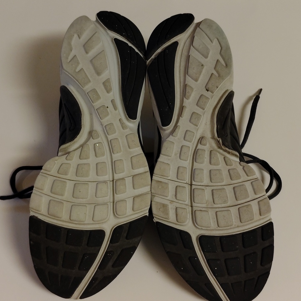 Nike Kids Black and White Athletic Shoes - Picture 9 of 9